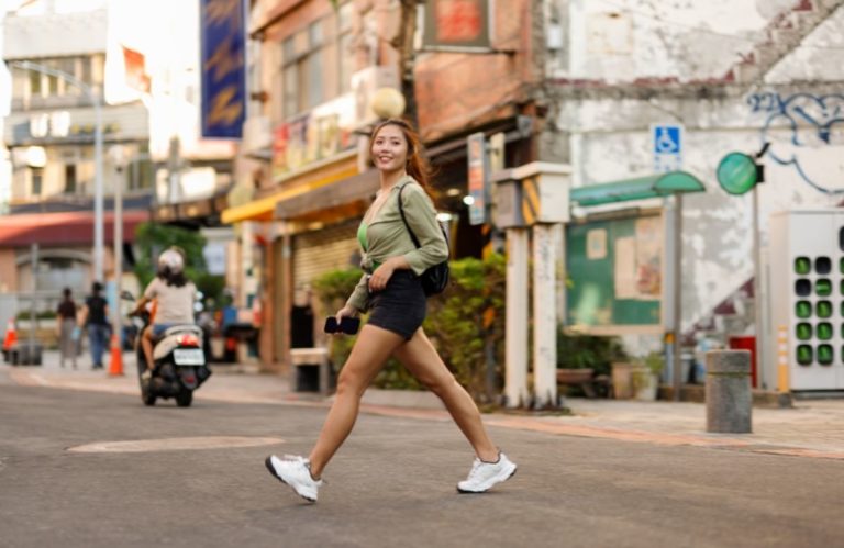台湾の淡水老街を歩く女性